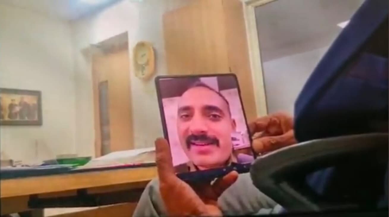 UP News: आईपीएस अनिरुद्ध कुमार का रिश्वत मांगने का वीडियो सोशल मीडिया पर वायरल, डीजीपी ने दिये जांच के आदेश