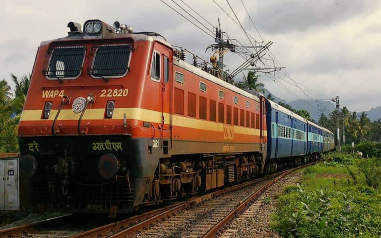 Indian Railways: होली में मुश्किल होगा सफर, कई ट्रेनें रद्द तो कई के बदले मार्ग, देखें पूरी लिस्ट