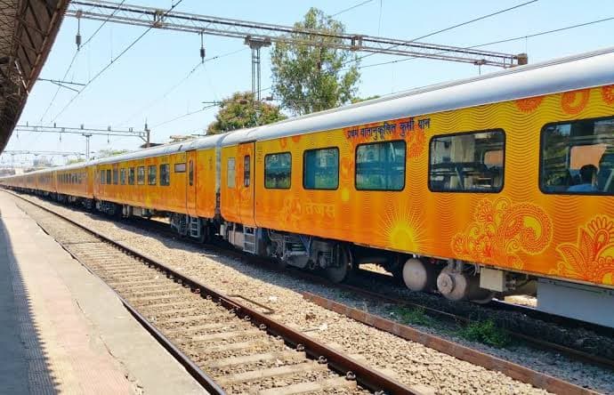 Indian Railways: यात्रियों के लिए खुशखबरी, भीड़ को देखते हुए रेलवे ने तेजस ट्रेन के फेरे में की बढ़ोतरी