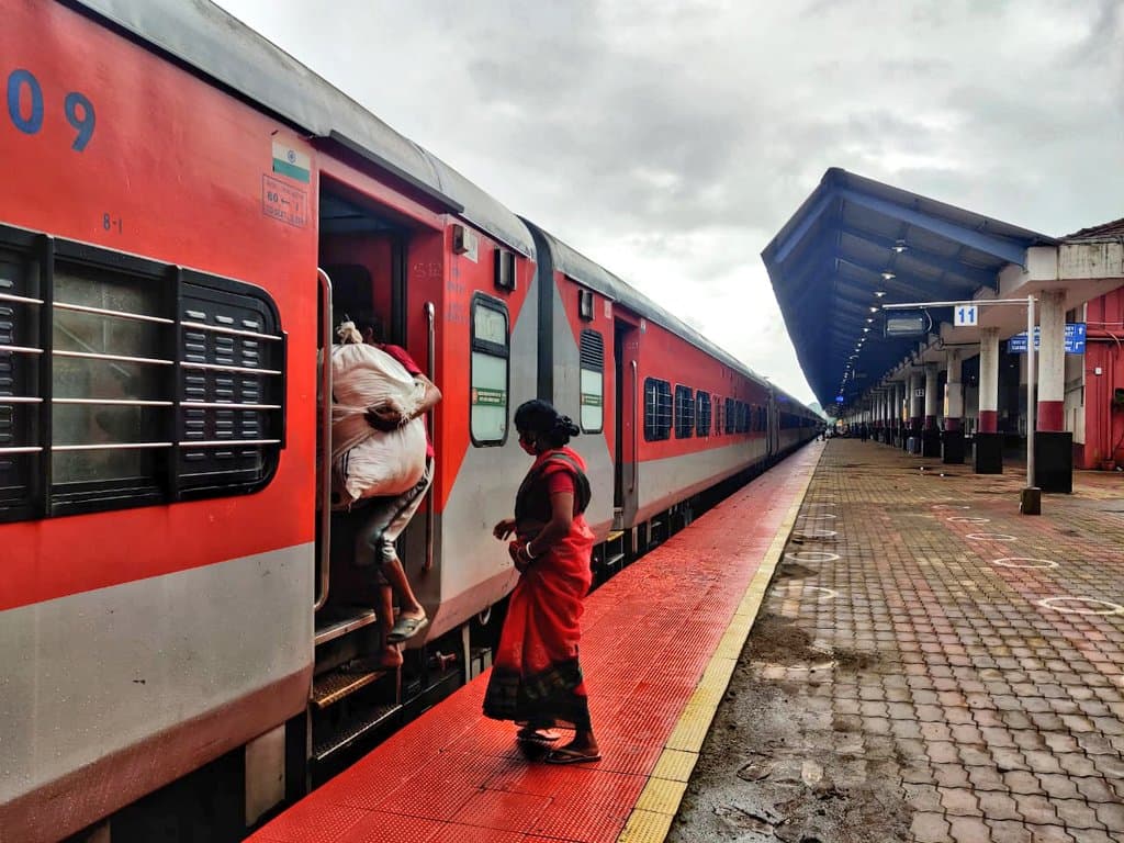 IRCTC/Indian Railway News : रेलवे स्टेशन पर स्टॉल संचालकों को राहत ! सरकार तीन महीने का किराया कर सकती है माफ