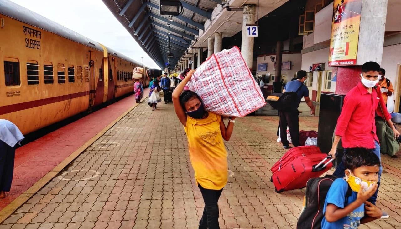 समान दूरी की पैसेंजर ट्रेनों में रेलवे वसूल रहा अलग-अलग किराया, यात्री परेशान