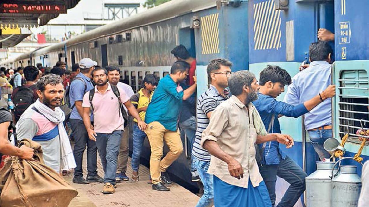 Bihar: सबसे अधिक राजस्व देता भागलपुर जंक्शन, लेकिन 2 ट्रेनों के बीच 6 घंटे तक पटना के लिए कोई ट्रेन नहीं