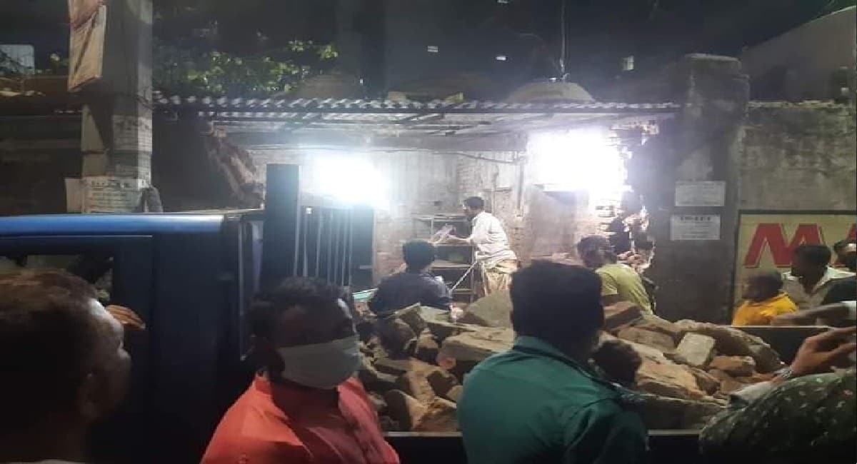 बांग्लादेश में इस्कॉन मंदिर पर हमला, भीड़ ने तोड़फोड़ के साथ की लूटपाट, श्रद्धालुओं को बुरी तरह पीटा