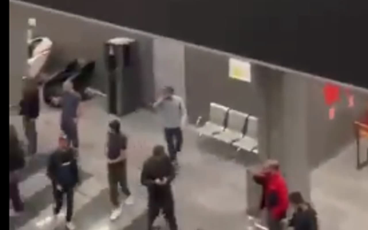 इजराइल से जैसे ही विमान पहुंचा रूस, अल्लाह-हू-अकबर के नारे के साथ भीड़ घुसी एयरपोर्ट पर और...वीडियो वायरल