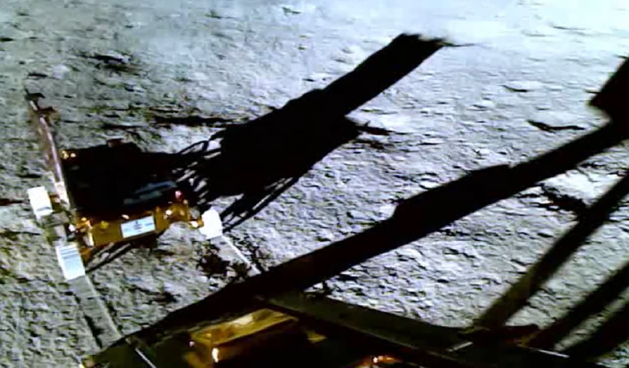 Chandrayaan-3 : चंदामामा की गोद में खेलता नजर आया रोवर 'प्रज्ञान', देखें VIDEO