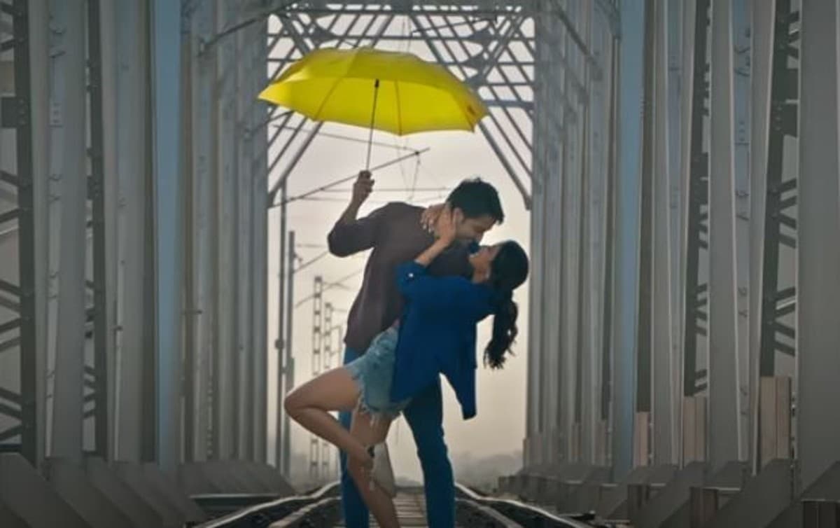 Iss Baarish Mein Song: जैस्मीन भसीन-शाहीर शेख का लव एंथम गाना 'इस बारिश में' रिलीज, देखें रोमांटिक वीडियो