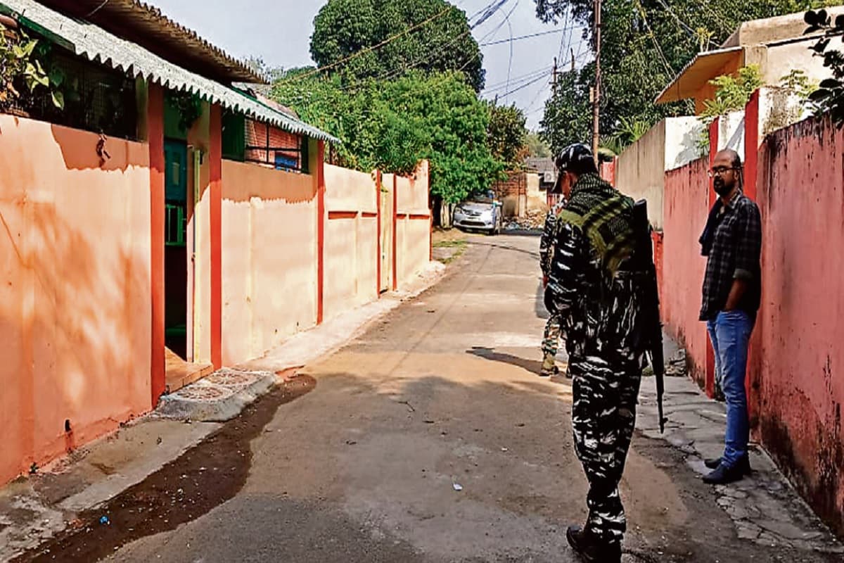 Jharkhand News: आयकर छापे की शुरुआती जांच में ही 100 करोड़ से अधिक के अघोषित निवेश व लेन-देन का पता चला