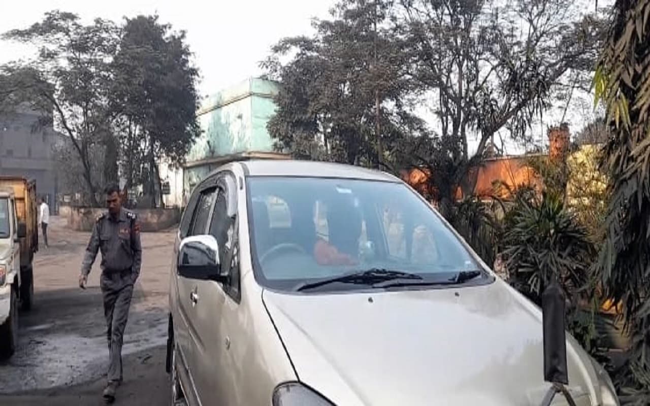 बालमुकुंद स्पंज आयरन फैक्ट्री : झारखंड, बिहार व बंगाल के 14 ठिकानों पर तीसरे दिन IT की रेड, दस्तावेज जब्त