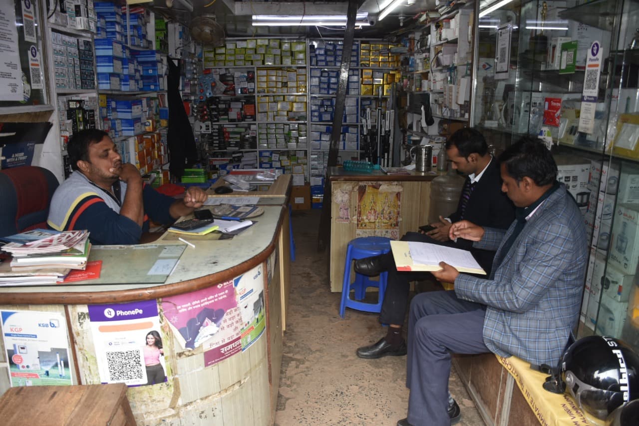 देवघर के कांता इलेक्ट्रिकल स्टोर में सेल टैक्स की रेड, संचालक ने ऑन द स्पॉट जमा कराये 3 लाख रुपये टैक्स