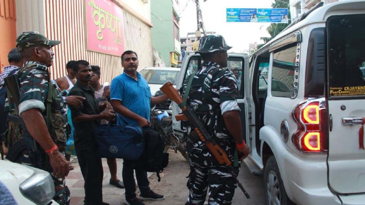इनकम टैक्स छापा: भागलपुर में रेड के दौरान लाखों कैश बरामद, जानिये किन लोगों के ठिकानों पर हो रही छापेमारी