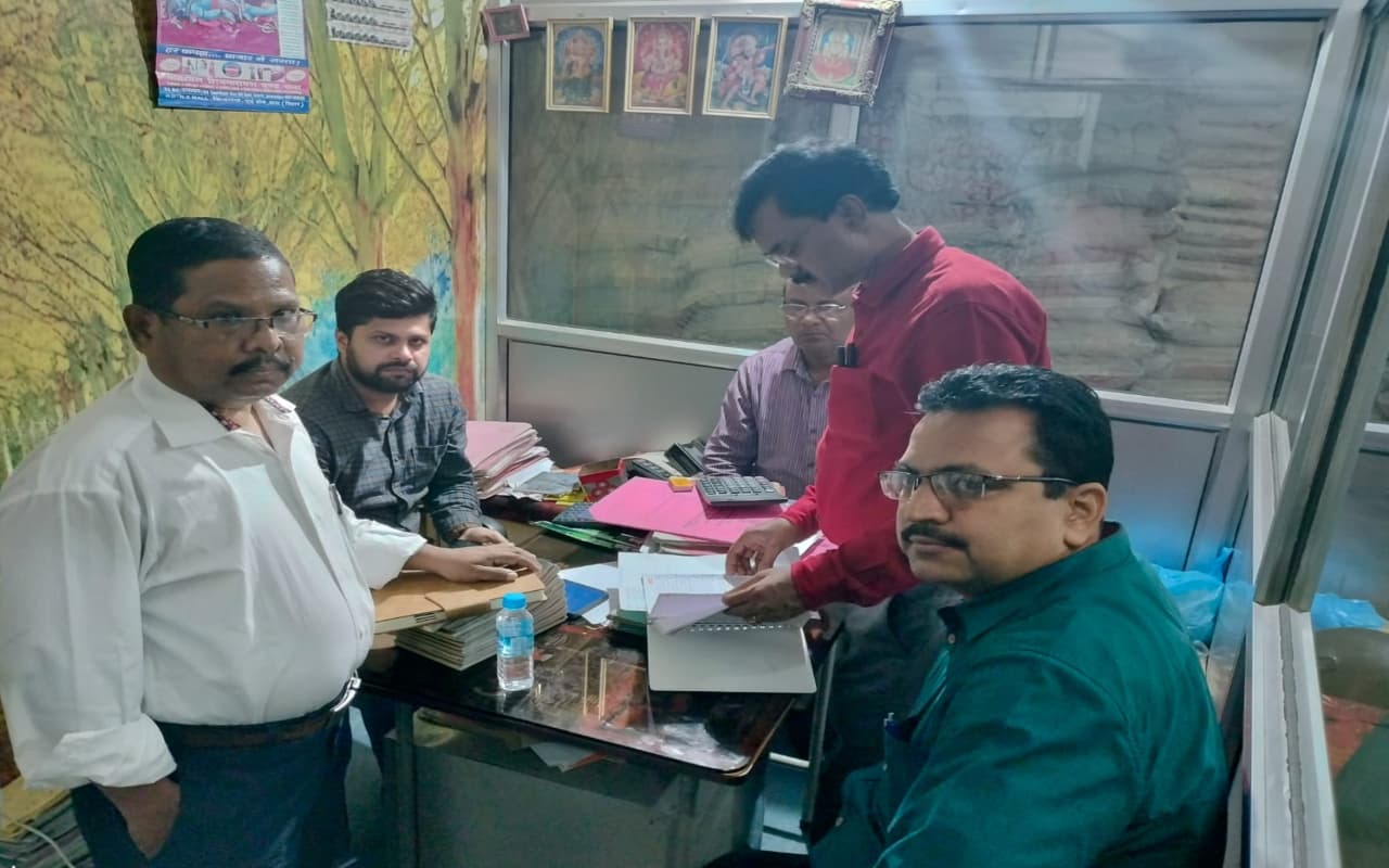 चक्रधरपुर के दो सीमेंट दुकानों में IT का सर्वे जारी, चल- अचल संपत्ति के बारे में हो रही पूछताछ