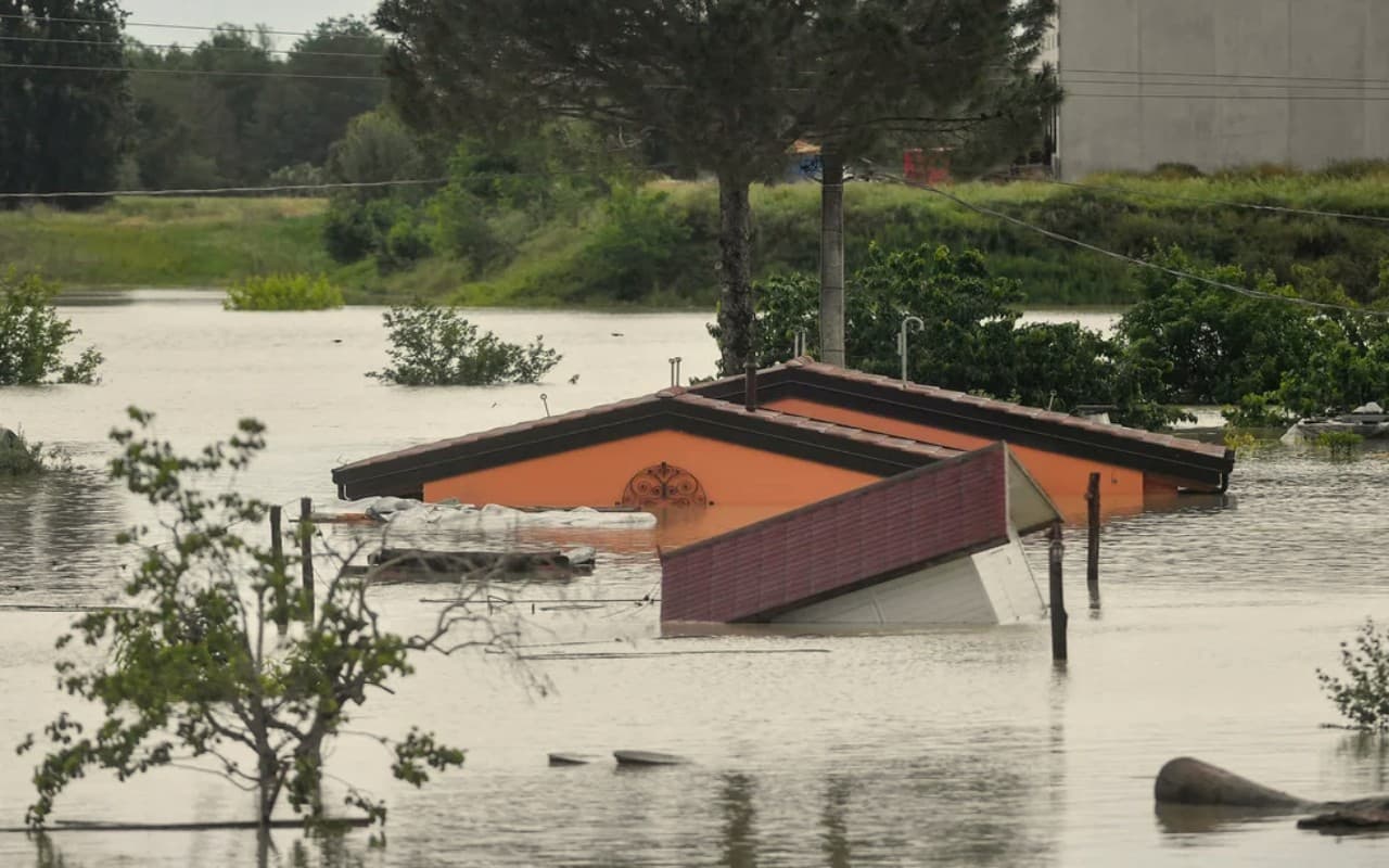 Floods: इटली में बाढ़ ने मचाई तबाही, 8 लोगों की मौत, हजारों बेघर