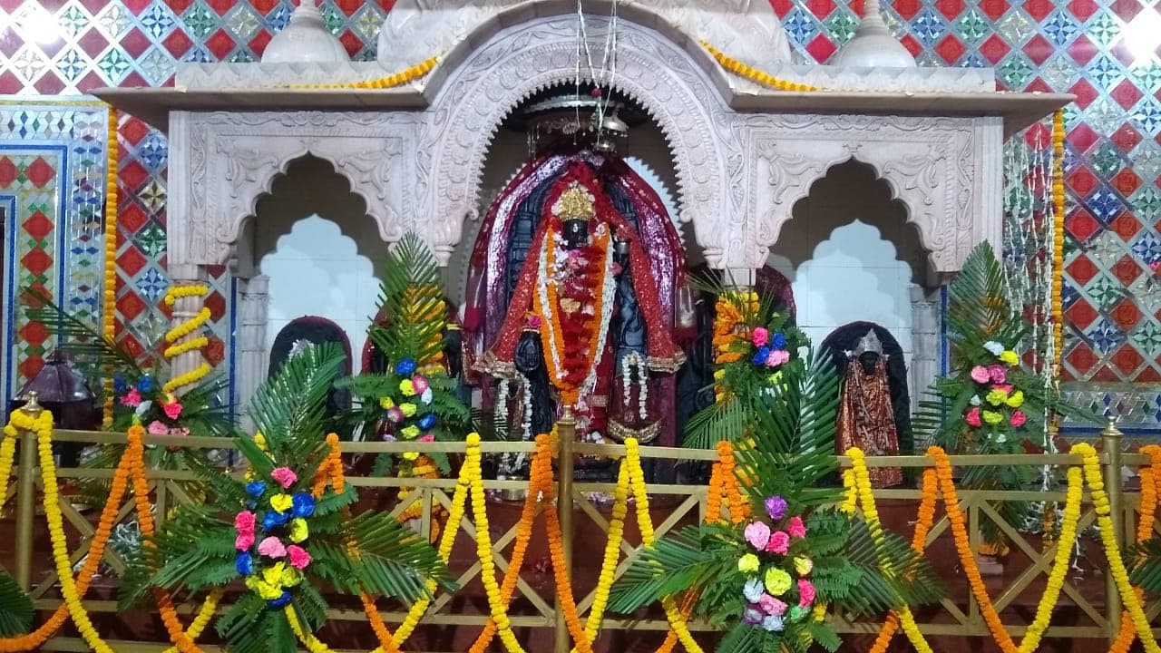 Sawan Somvar 2020 in jharkhand Update : सावन की सोमवारी पर 70 हजार फूलों से सजा इटखोरी का भद्रकाली मंदिर, कोरोना को लेकर मंदिरों में प्रवेश पर रोक
