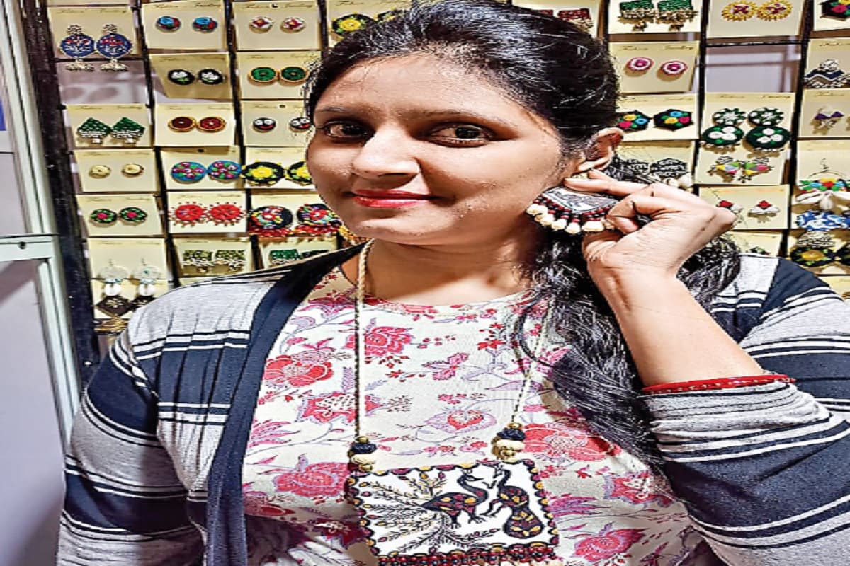 झारखंड : अंतरराष्ट्रीय व्यापार मेला में खूब पसंद की जा रही है फैब्रिक पर ट्राइबल पेंटिंग की ज्वेलरी