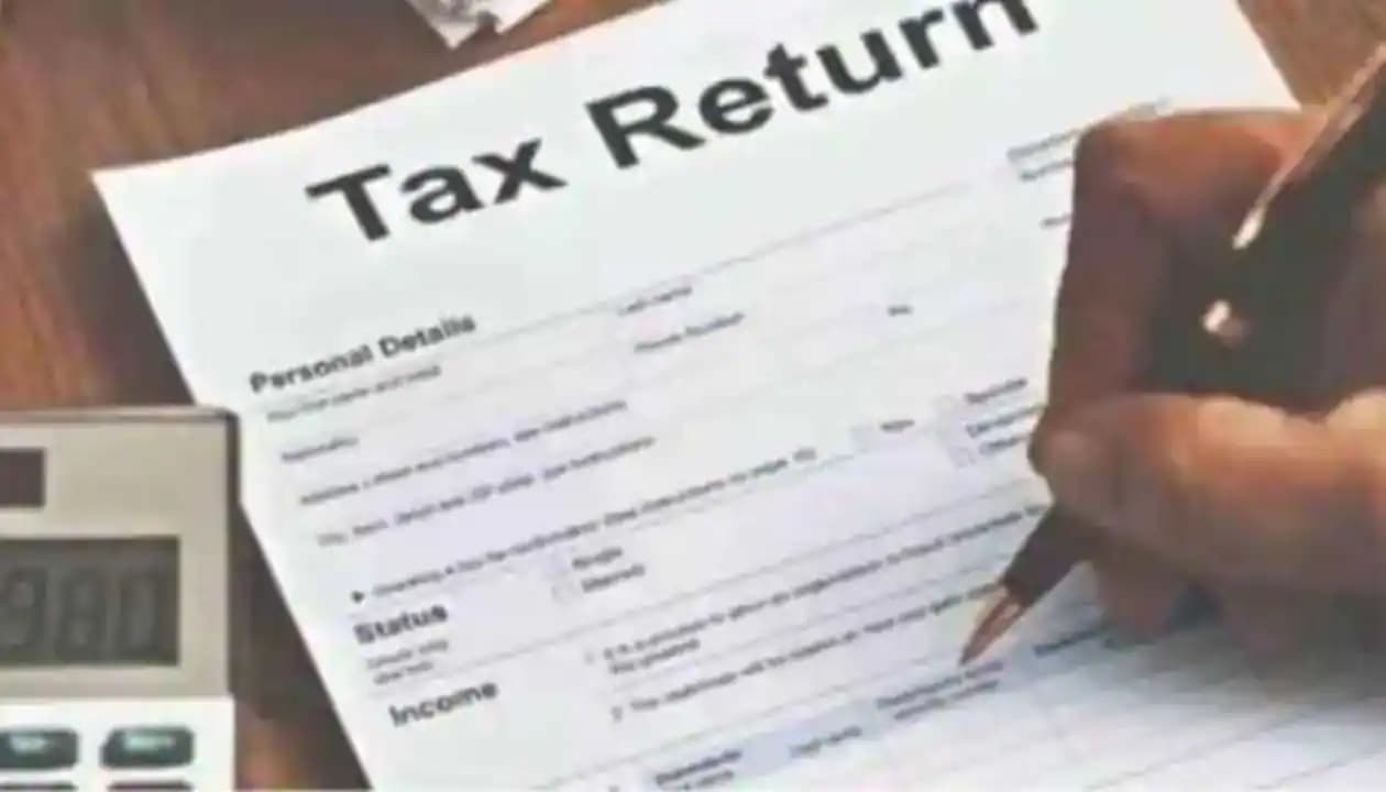 ITR Filing: वेतन इनकम टैक्स स्लैब से कम होने पर भी फाइल करना चाहिए आइटीआर? जानिए क्या कहते हैं विशेषज्ञ ITR Filing: वेतन इनकम टैक्स स्लैब से कम होने पर भी फाइल करना चाहिए आइटीआर? जानिए क्या कहते हैं विशेषज्ञ