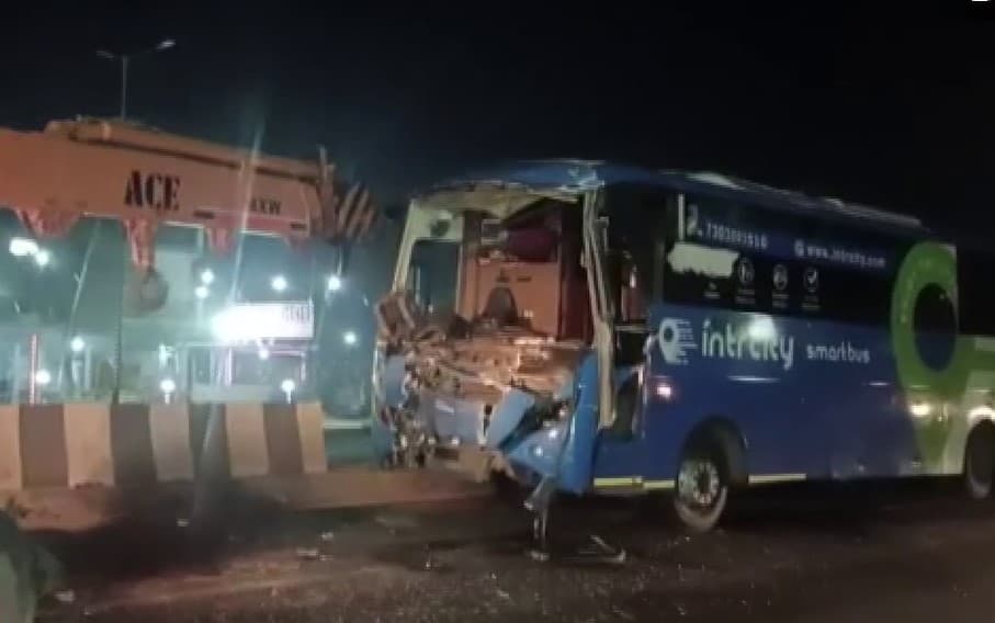 Road Accident: इटावा में भीषण सड़क हादसा, डंपर और बस में जोरदार टक्कर, पांच यात्री घायल, दो की हालत गंभीर