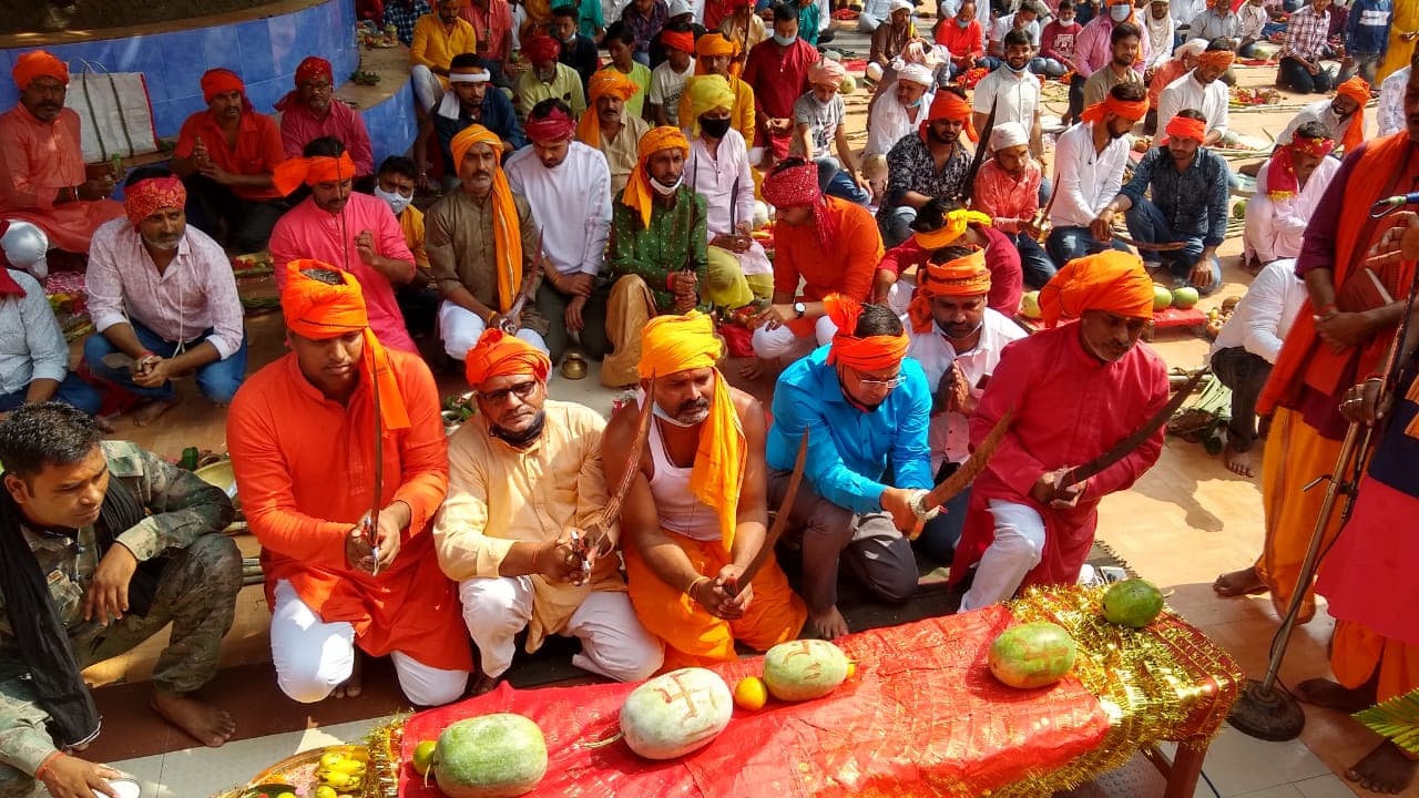 Durga Puja 2020 : महाष्टमी पर मां भद्रकाली मंदिर में मंत्रोच्चार के बीच दी गयी संधि बलि