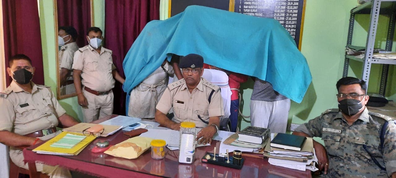 Jharkhand Crime News : अफीम तस्करों के खिलाफ पुलिस की कार्रवाई, चारा में छिपाकर पंजाब ले जाये जा रहे अफीम व डोडा के साथ चार तस्कर चढ़े पुलिस के हत्थे