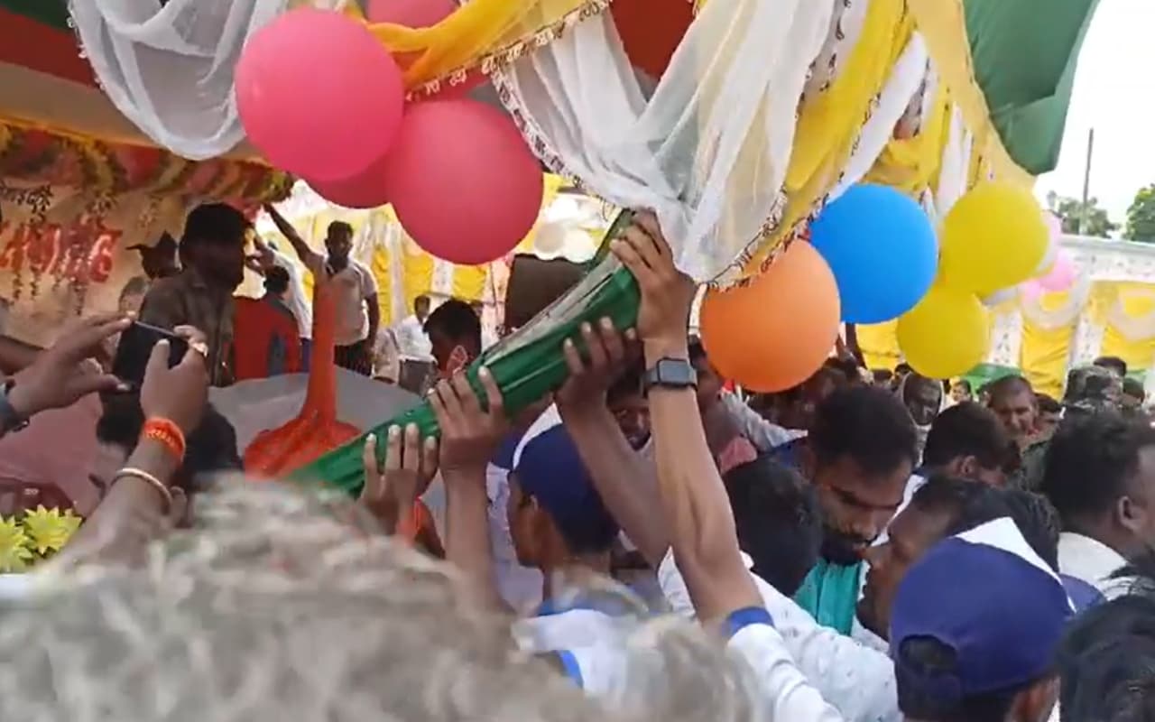 पलामू में गिर गया मंच, कौशल उत्सव सह सम्मान समारोह में मौजूद थे मंत्री सत्यानंद भोक्ता