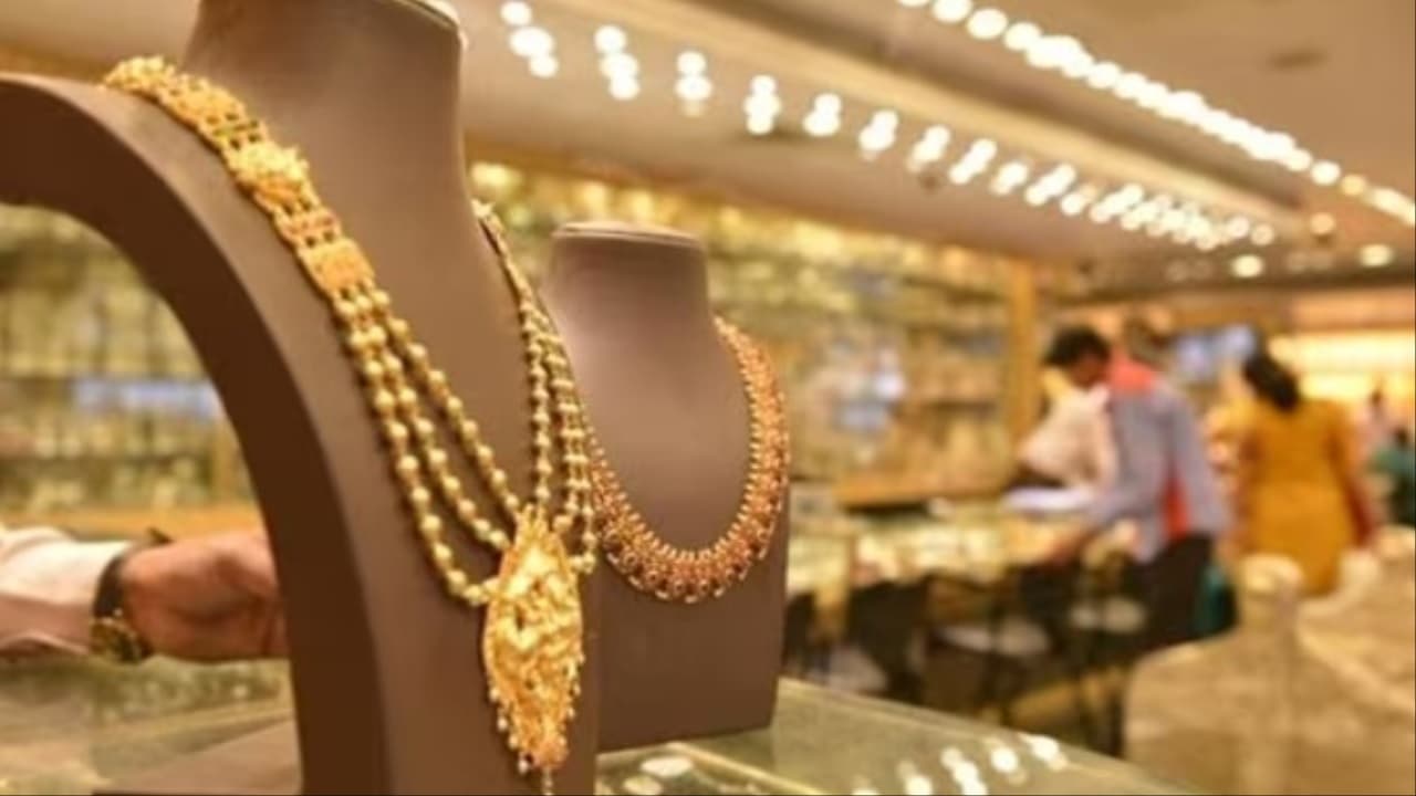 Gold-Silver Price: सोने के भाव में आया जबरदस्त उछाल, चांदी में मिली राहत, जानें आज का रेट