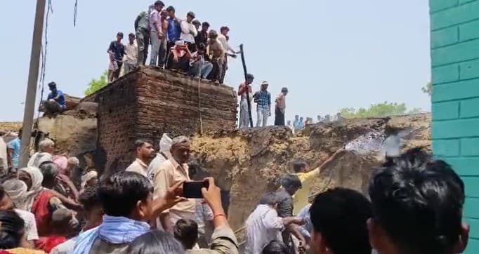 यूपी के जालौन में आग का तांडव, कई घरों में लगी आग, 6 मवेशियों की जलकर मौत, ग्रामीणों की मदद से पाया गया काबू