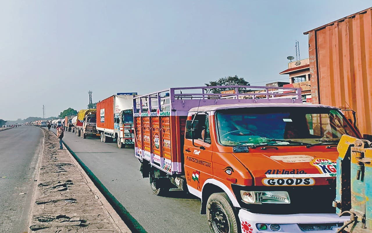 निरसा जीटी रोड पर 12 किलोमीटर तक लगा जाम, फंसीं रही हजारों गाड़ियां, भूख-प्यास से तड़पते रहे लोग