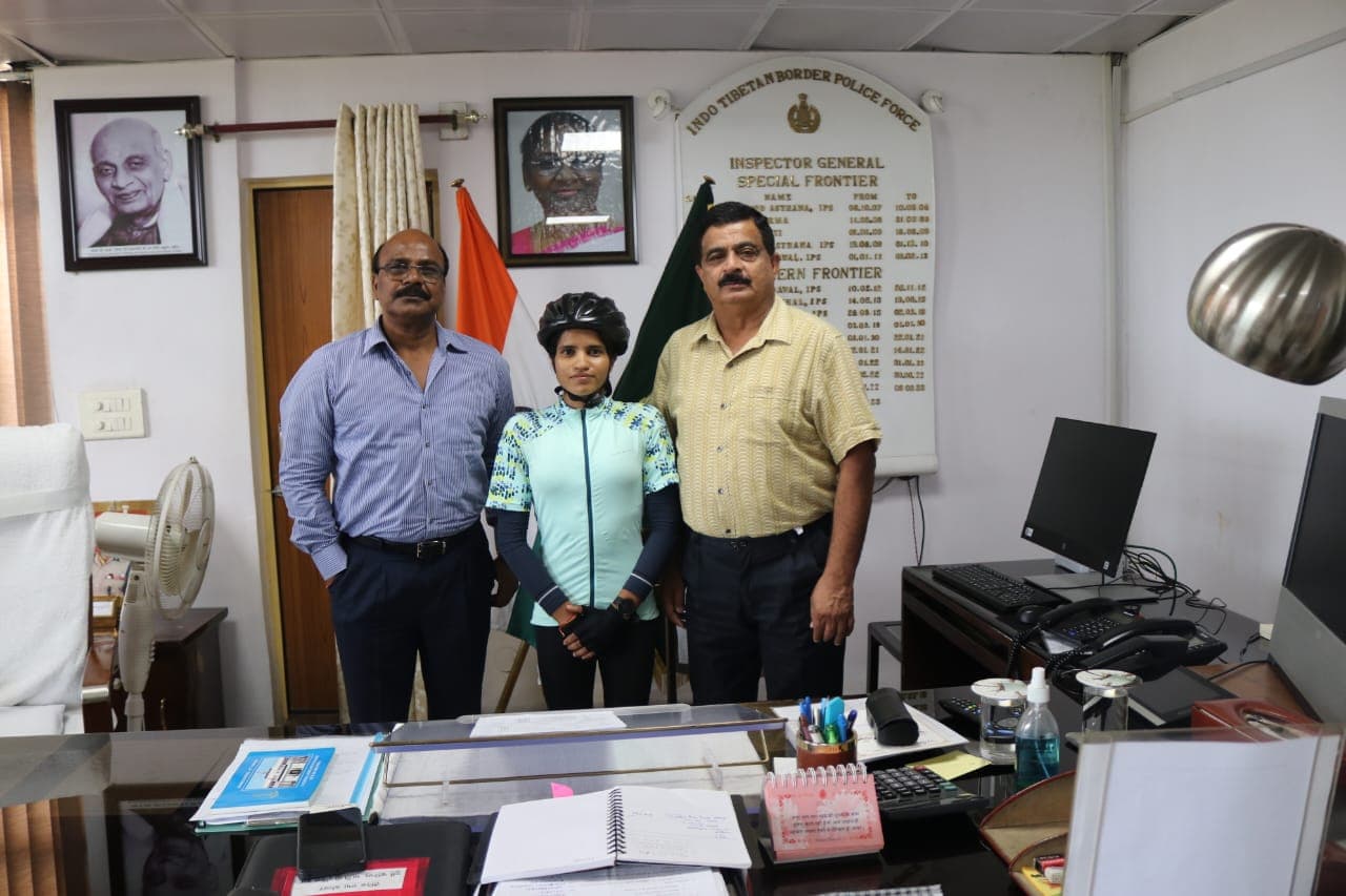 Solo Cyclist Asha Malviya: साइकिल से भारत यात्रा पर निकली आशा मालवीय पहुंची लखनऊ, जानिए कौन हैं ये महिला