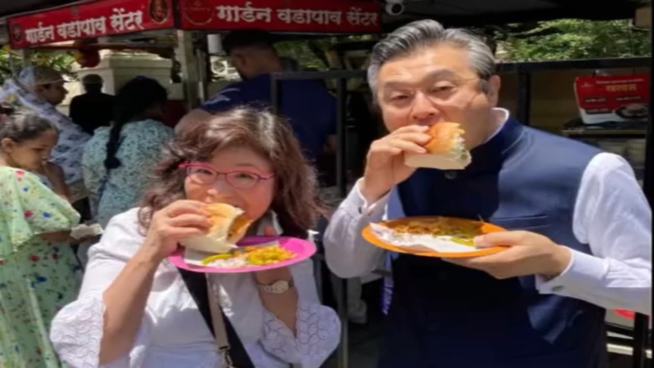 अपनी पत्नी से वड़ापाव खाने में हार गये जापान के राजदूत, पीएम मोदी ने वीडियो शेयर कर ली चुटकी, कही यह बात…