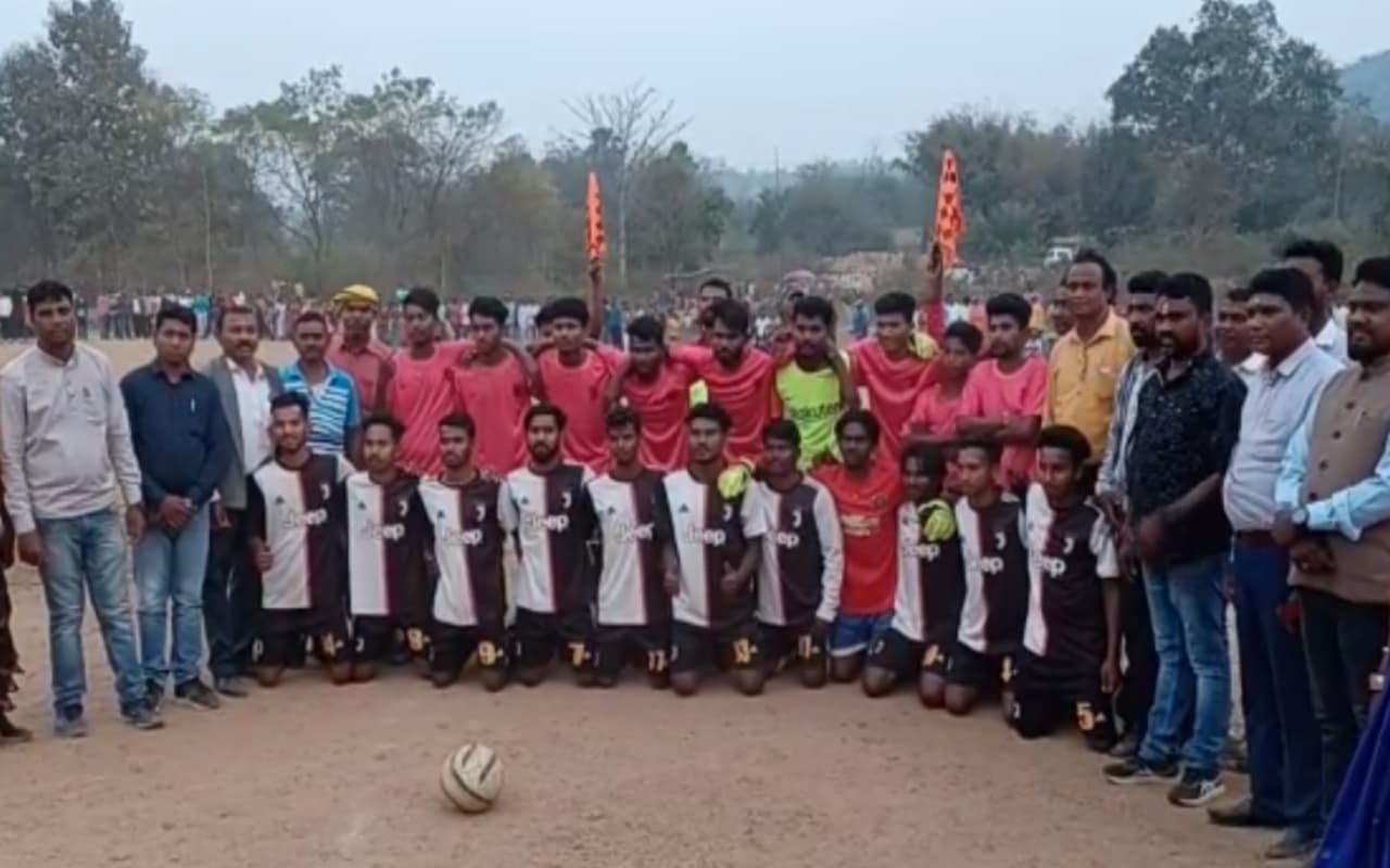 Jharkhand: इस गांव में दामाद के सम्मान में खेलते हैं जमाई फुटबॉल प्रतियोगिता, जानिए क्यों है यह खास