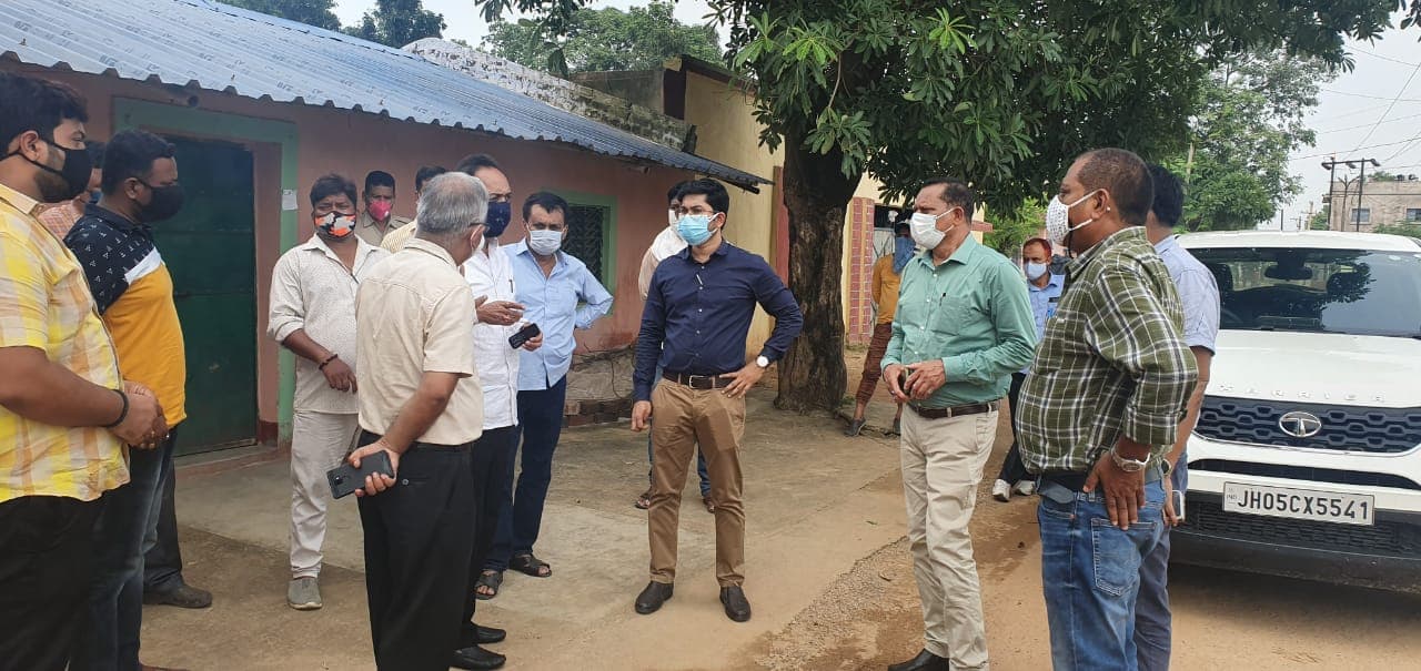 जर्जर सड़क से मिलेगी मुक्ति, यूसिल के सीएसआर फंड से बनेगी पक्की सड़क, सांसद विद्युतवरण महतो ने किया निरीक्षण