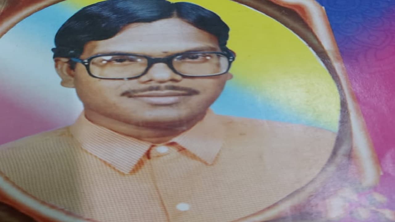 संताली भाषा में Sahitya Akademi का पहला पुरस्कार जीतने वाले जदुमणि बेसरा का आज होगा अंतिम संस्कार संताली भाषा में Sahitya Akademi का पहला पुरस्कार जीतने वाले जदुमणि बेसरा का आज होगा अंतिम संस्कार