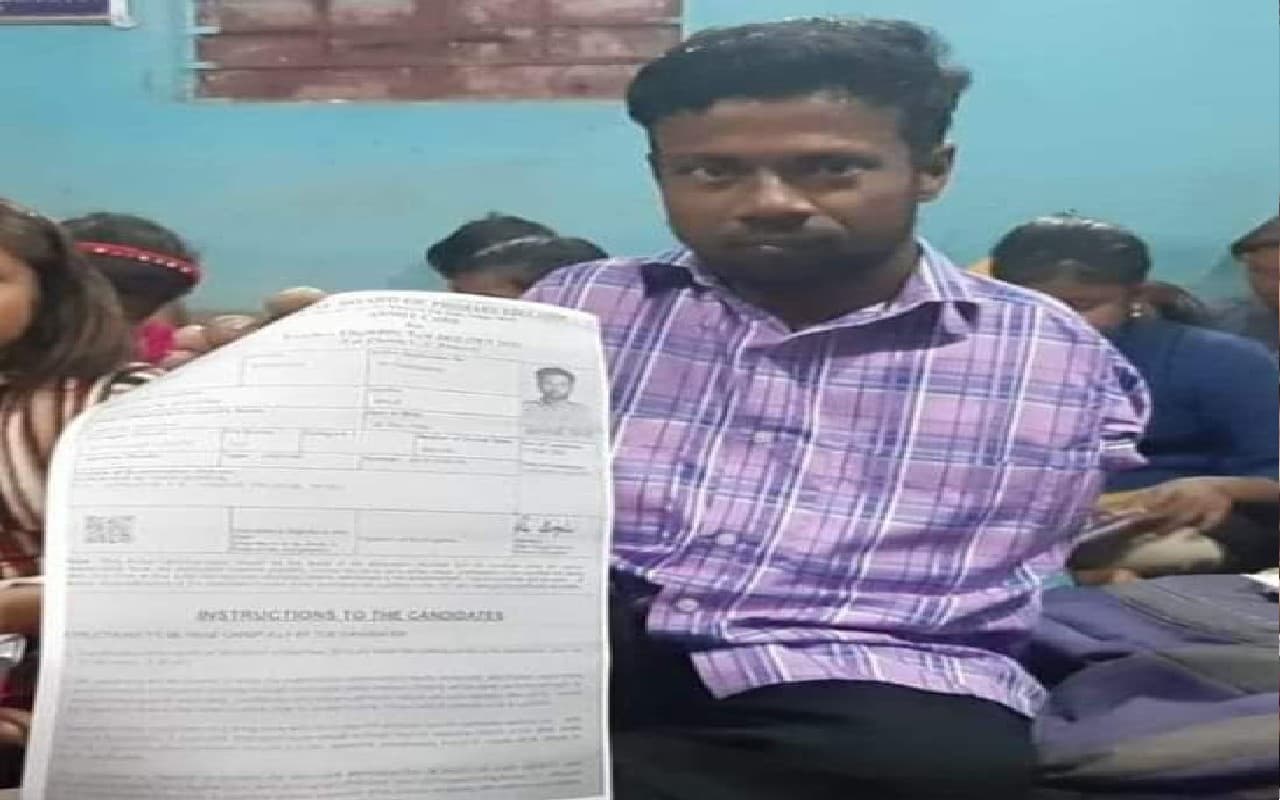 West Bengal : दोनों हाथ नहीं होने के बावजूद टेट परीक्षा को लेकर उत्साहित है जगन्नाथ माहरा