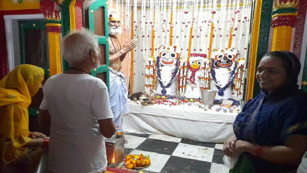 15 दिन से बीमार भगवान जगन्नाथ, बड़े भाई बलभद्र व बहन सुभद्रा हुईं स्वस्थ, अब भ्रमण कर जनता का जानेंगे हाल