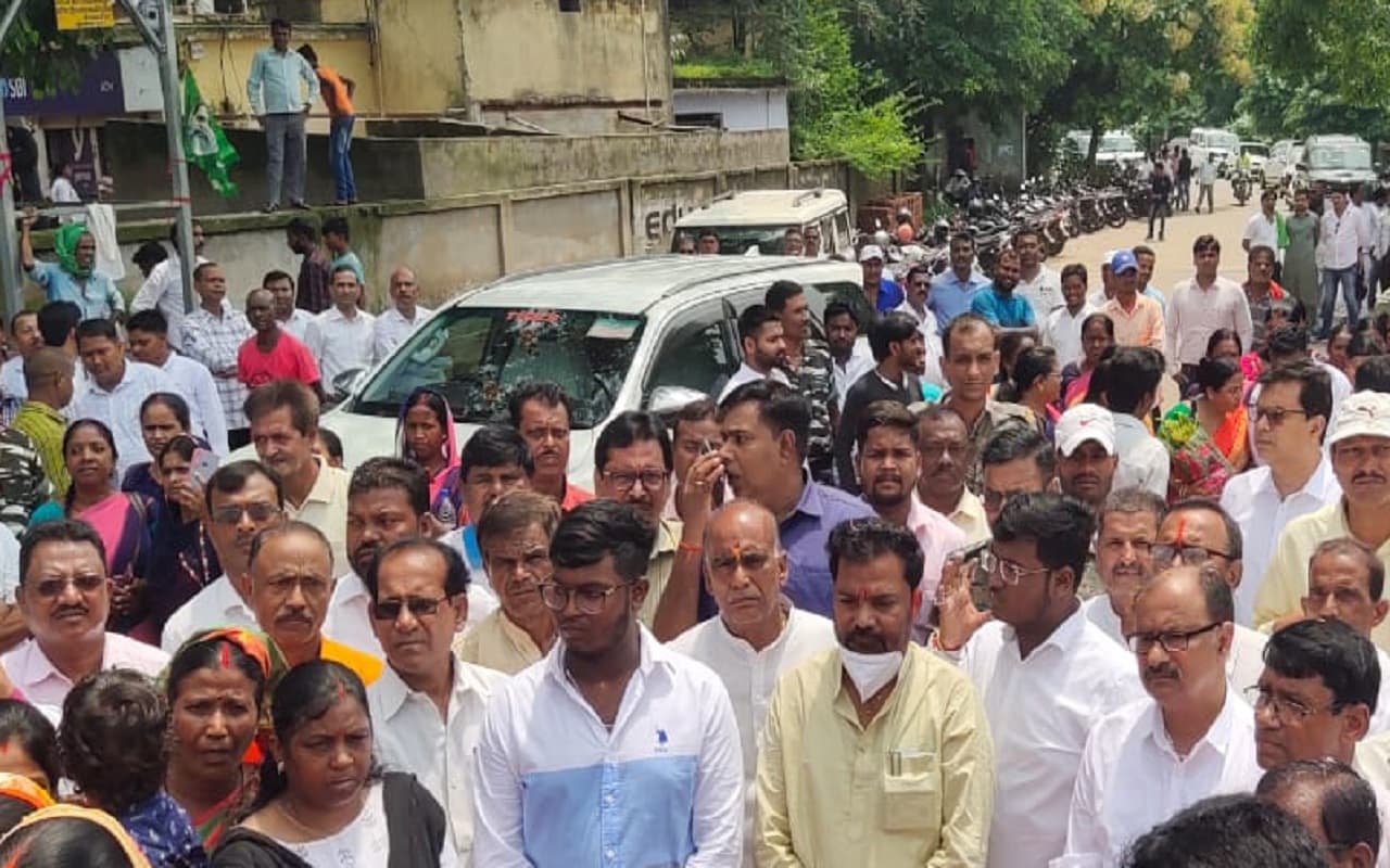 गणेश महतो शहादत दिवस : झारखंड में सियासी संकट के बीच Hemant Soren सरकार पर क्या बोले मंत्री जगरनाथ महतो गणेश महतो शहादत दिवस : झारखंड में सियासी संकट के बीच Hemant Soren सरकार पर क्या बोले मंत्री जगरनाथ महतो