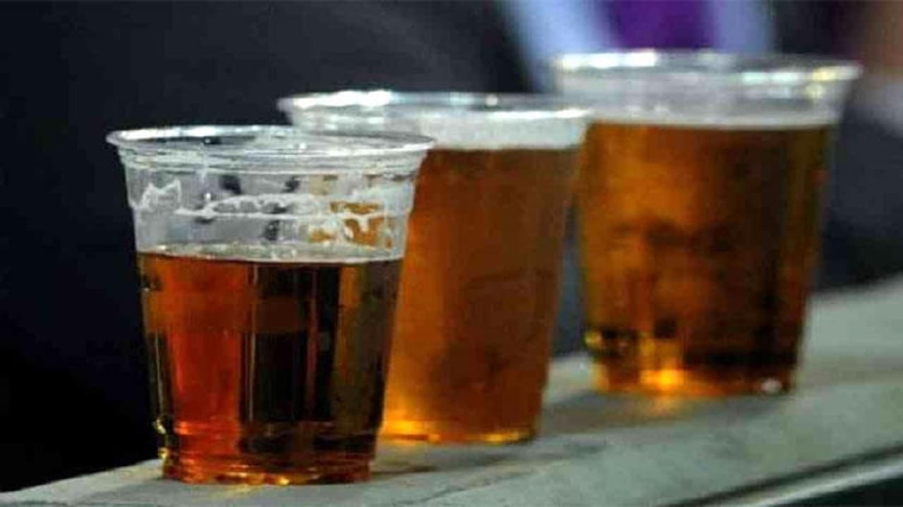 Video बिहार शराब कांड: 30 रुपये की एक गिलास शराब जान पर भारी, पीने के तीन मिनट बाद शुरू हुई परेशानी