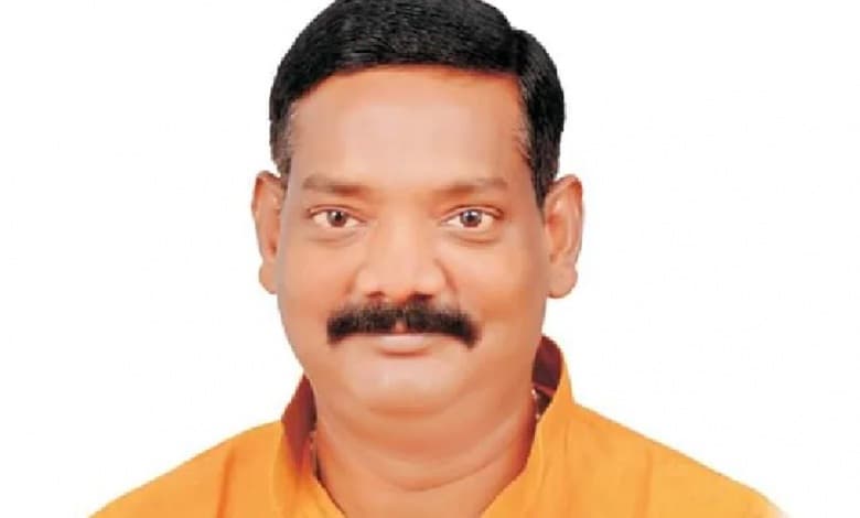 जान जाए पर चुनाव न जाए: कोरोना पॉजिटिव विधायक ने की CM योगी से मुलाकात, प्रोटोकॉल के उल्लंघन में FIR दर्ज