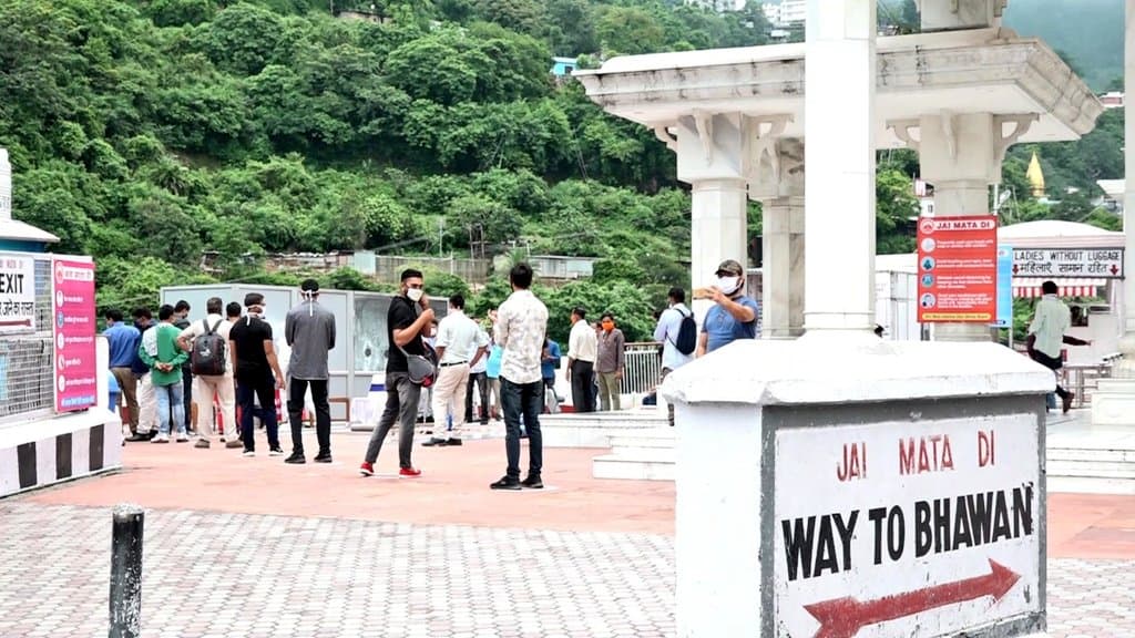 Vaishno Devi Yatra : सोशल डिस्टेंसिंग…मास्क… थर्मल जांच…के साथ वैष्णोदेवी में गूंज रहे हैं मां के जयकारे