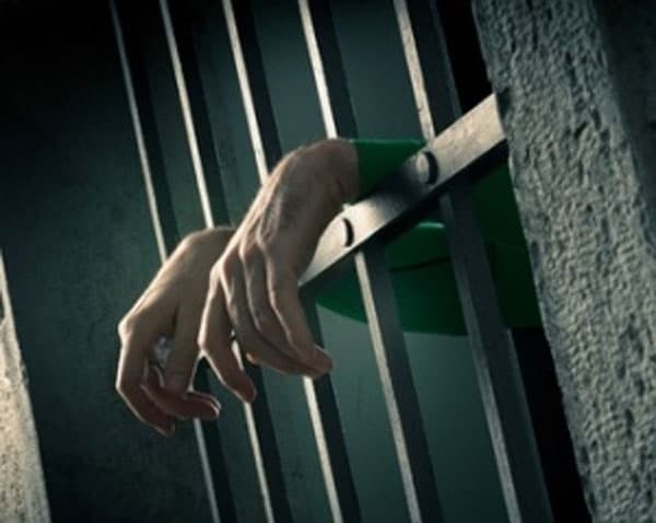 OMG! बिहार में जेल चेकिंग के दौरान मोबाइल निगल गया कैदी, भयंकर दर्द हुआ तो पहुंचा अस्पताल, जानें पूरा मामला