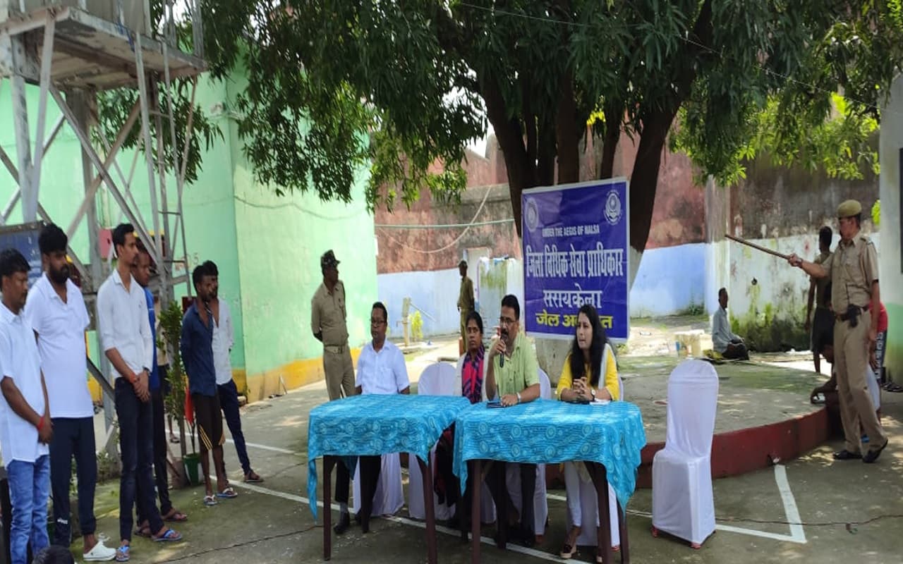 Jharkhand News : झारखंड में लगी जेल अदालत, सरायकेला में 12 मामलों की सुनवाई, दो कैदी हुए रिहा