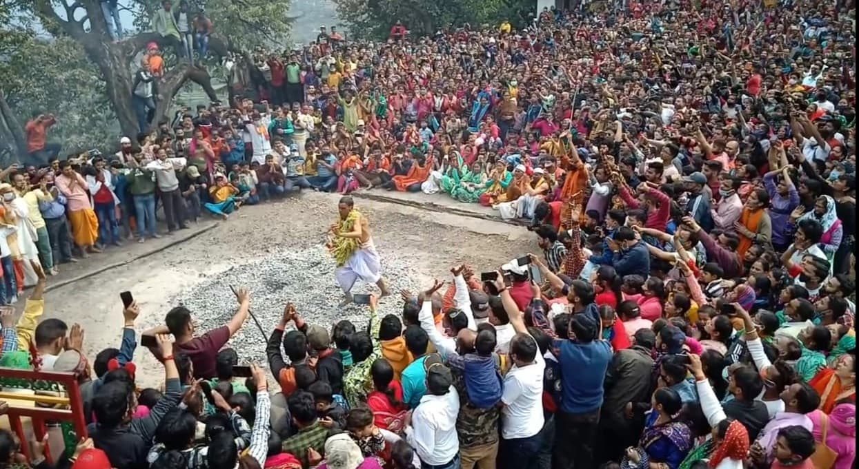 धधकते अंगारों पर नृत्य करते जाख देवता के साक्षी बने हजारों भक्त, यज्ञकुंड की राख को प्रसाद रूप में घर ले गये