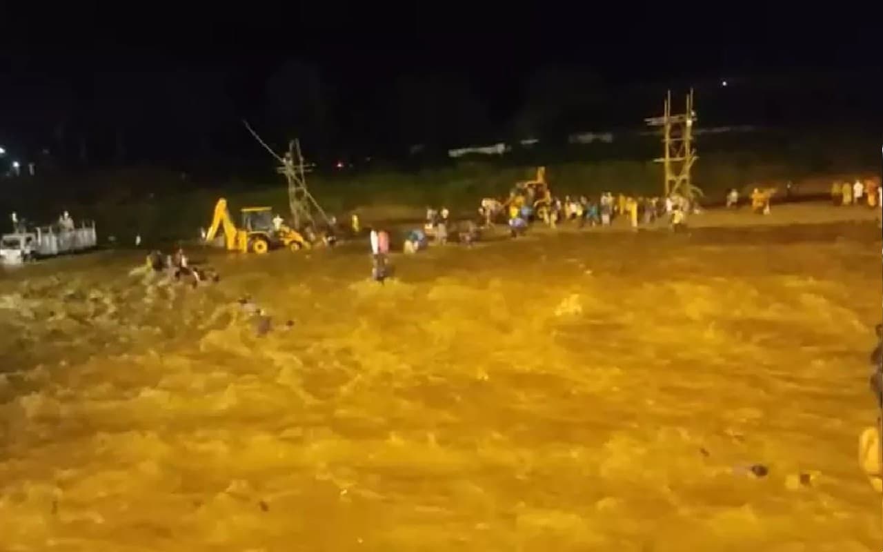 जलपाईगुड़ी हादसा: दुर्गा विसर्जन के दौरान 8 की मौत, केंद्र ने की मुआवजे की घोषणा, डीएम अस्पताल पहुंचीं जलपाईगुड़ी हादसा: दुर्गा विसर्जन के दौरान 8 की मौत, केंद्र ने की मुआवजे की घोषणा, डीएम अस्पताल पहुंचीं