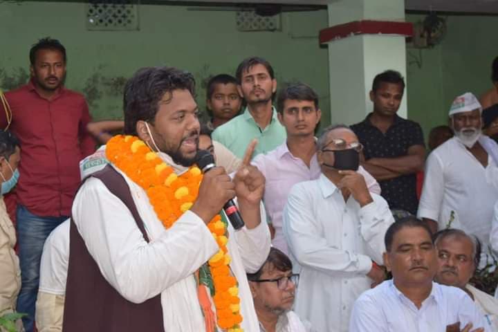 Bihar Election Viral Video : नेताजी चुनावी भाषण में सत्ता गिराने की बात कर रहे थे, उधर उनका मंच ही गिर गया