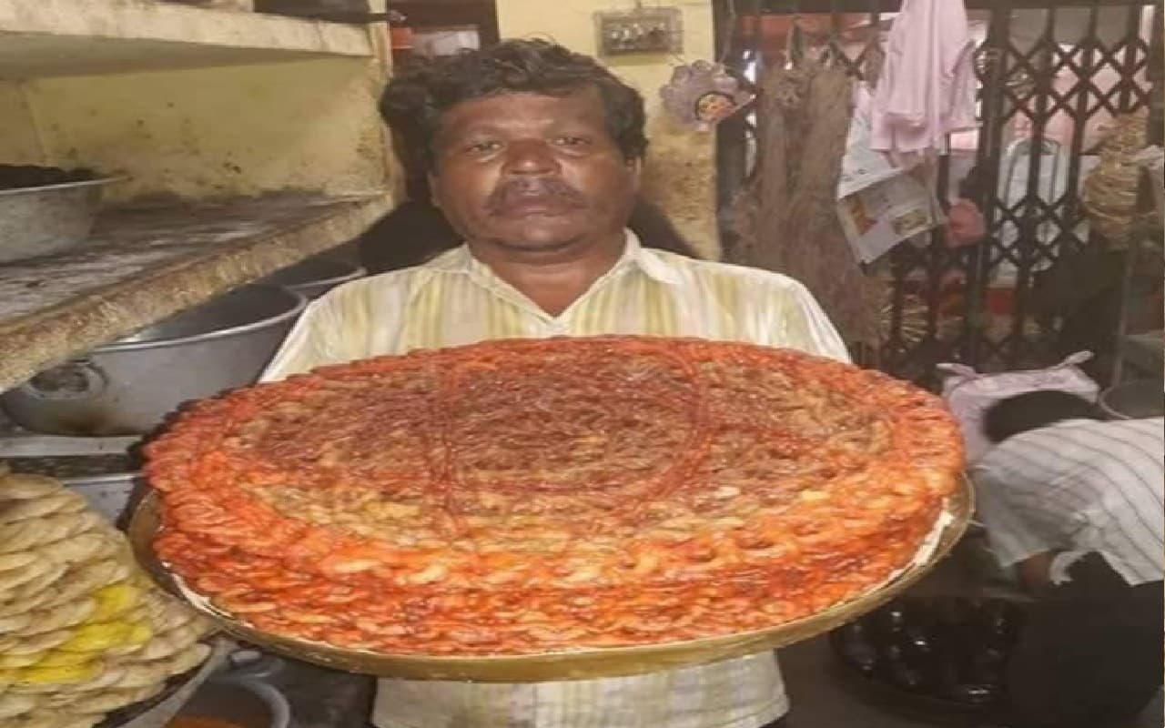 OMG! कभी देखी है इतनी बड़ी जलेबी? इस गांव में होती है प्रतियोगिता, विदेशों तक पहुंची खुशबू