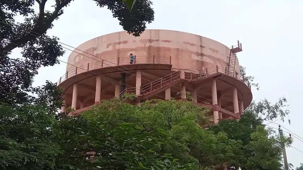 Jharkhand News : करोड़ों खर्च करने के बाद भी लातेहार के शहरवासियों की नहीं बुझ रही प्यास, शुरू से ही विवादों में रहा शहरी जलापूर्ति योजना