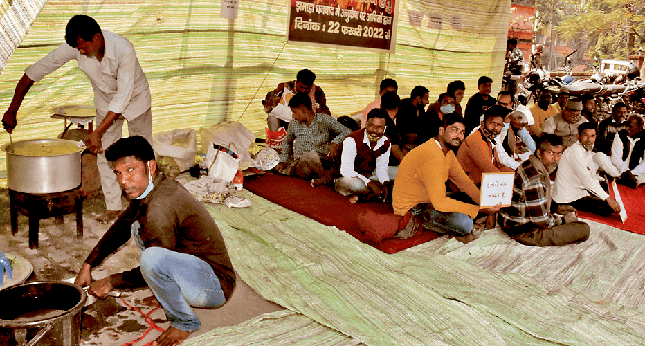 नियोजन के लिए धनबाद में जमाडा कर्मी के आश्रित 162 दिनों से दे रहे धरना, सड़क किनारे बना रहे खाना