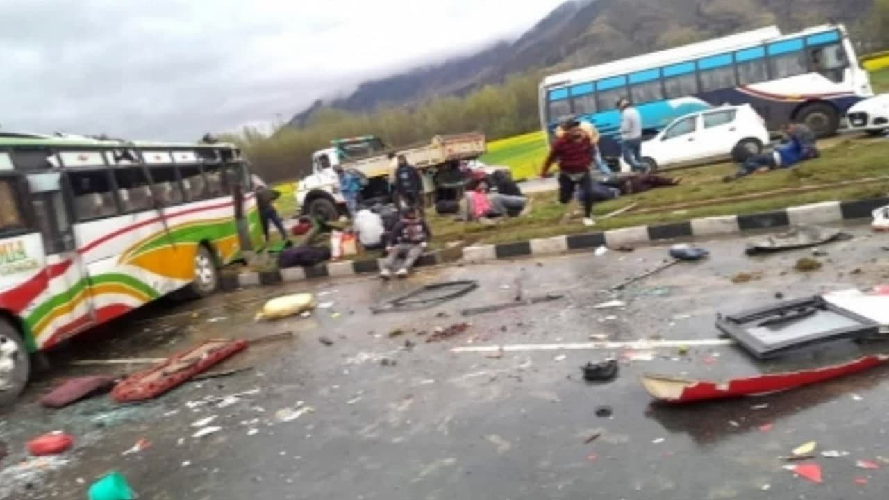 जम्मू-कश्मीर के अवंतीपोरा में भीषण सड़क हादसा, बिहार के चार मजदूरों की कुचलकर मौत