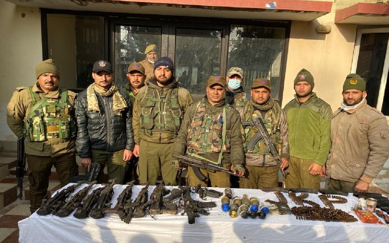 जम्मू कश्मीर में सुरक्षाबलों ने चार आतंकियों को किया ढेर, भारी मात्रा में हथियार और विस्फोटक बरामद