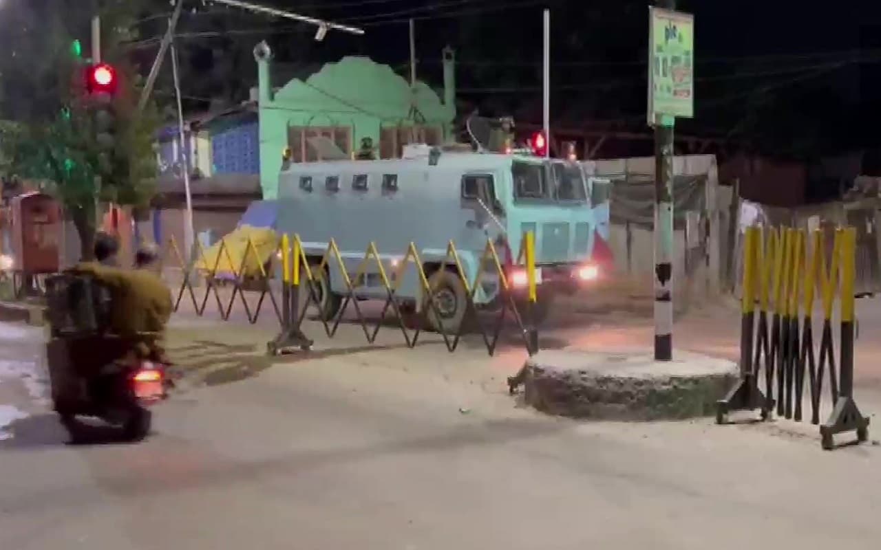 J&K: श्रीनगर के नौहट्टा इलाके में आतंकवादियों और सुरक्षा बलों के बीच मुठभेड़, एक पुलिसकर्मी घायल