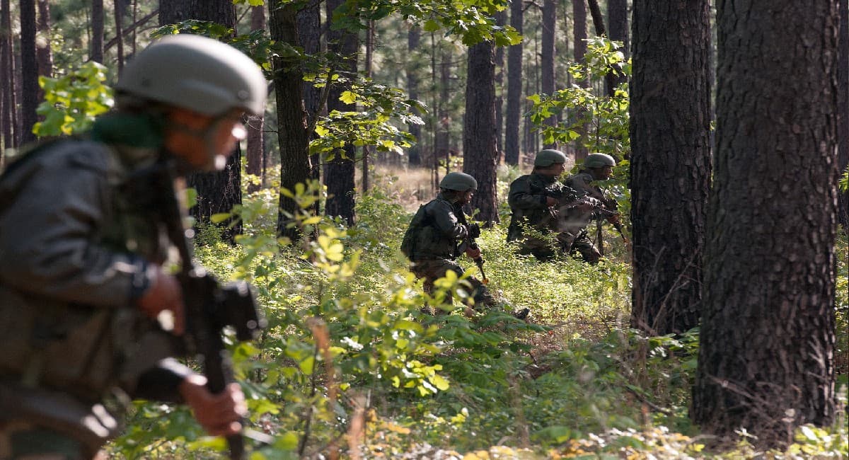 Jammu Kashmir: अमित शाह के दौरे के बीच कश्मीर में फिर एक नागरिक की हत्या, मुठभेड़ में तीन जवान घायल