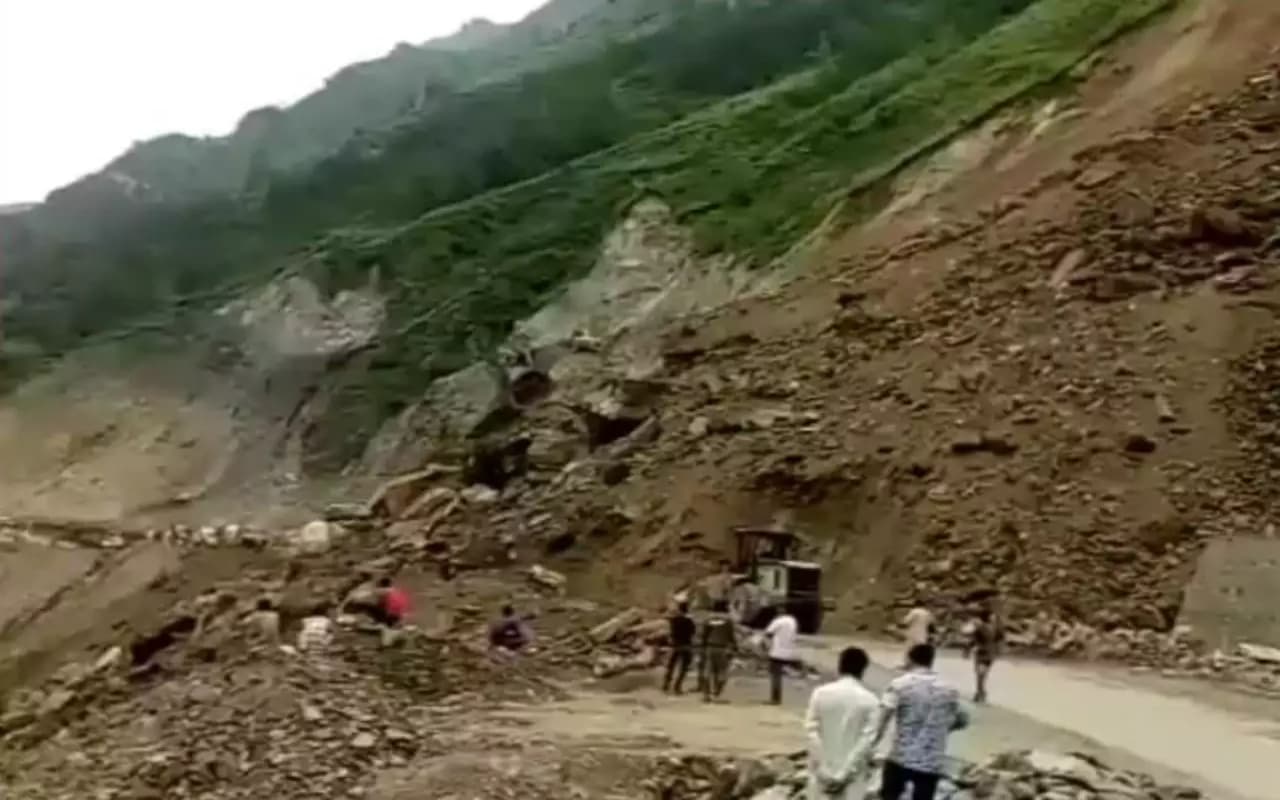 Jammu-Kashmir Landslide: जम्मू-कश्मीर में भू-स्खलन से जम्मू-श्रीनगर NH-44 अवरुद्ध